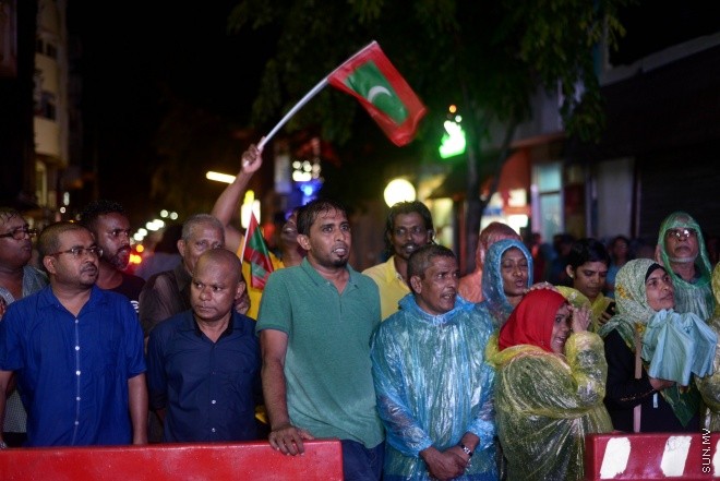 26 އޮގަސްޓް 2016: އިދިކޮޅު އިއްތިހާދުން މާލޭގައި ބޭއްވި އެއްވުމުގެ ތެރެއިން--- ސަން ފޮޓޯ: މުހައްމަދު އަފްރާހް