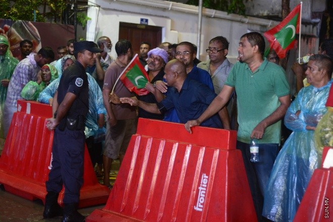 26 އޮގަސްޓް 2016: އިދިކޮޅު އިއްތިހާދުން މާލޭގައި ބޭއްވި އެއްވުމުގެ ތެރެއިން--- ސަން ފޮޓޯ: މުހައްމަދު އަފްރާހް