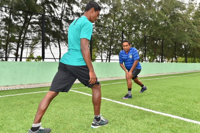 27 އޯގަސްޓް 2016: ރައީސުލްޖުމްހޫރިއްޔާ އަބްދުﷲ ޔާމީން، ރާއްޖޭގެ އެންމެ ބާރު ދުވުންތެރިޔާ ހަސަން ސާއިދު އާއެކު އާރަށުގައި "ޓްރެއިނިން ވިތް އެމްވީ ޗެމްޕްސް"ގެ ތަމްރީން ފުރިހަމަ ކުރެއްވުން -- ފޮޓޯ: ރައީސް އޮފީސް