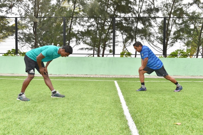 27 އޯގަސްޓް 2016: ރައީސުލްޖުމްހޫރިއްޔާ އަބްދުﷲ ޔާމީން، ރާއްޖޭގެ އެންމެ ބާރު ދުވުންތެރިޔާ ހަސަން ސާއިދު އާއެކު އާރަށުގައި "ޓްރެއިނިން ވިތް އެމްވީ ޗެމްޕްސް"ގެ ތަމްރީން ފުރިހަމަ ކުރެއްވުން -- ފޮޓޯ: ރައީސް އޮފީސް