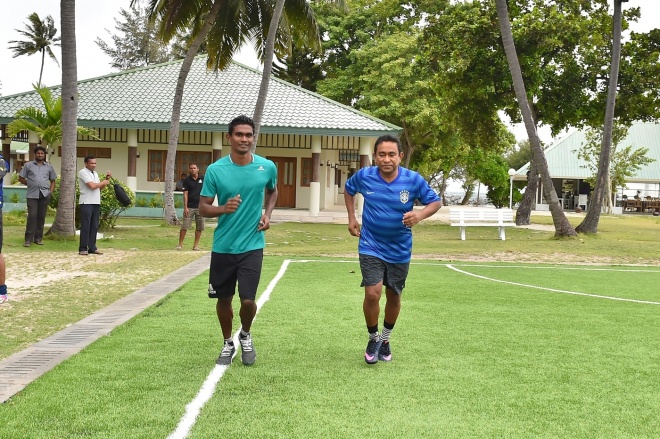 27 އޯގަސްޓް 2016: ރައީސުލްޖުމްހޫރިއްޔާ އަބްދުﷲ ޔާމީން، ރާއްޖޭގެ އެންމެ ބާރު ދުވުންތެރިޔާ ހަސަން ސާއިދު އާއެކު އާރަށުގައި "ޓްރެއިނިން ވިތް އެމްވީ ޗެމްޕްސް"ގެ ތަމްރީން ފުރިހަމަ ކުރެއްވުން -- ފޮޓޯ: ރައީސް އޮފީސް