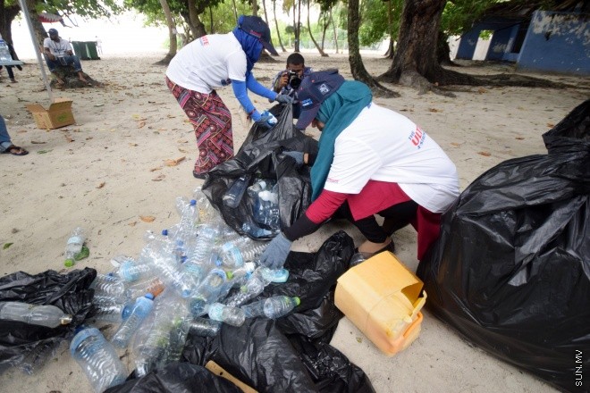 އޯގަސްޓް 27، 2016:  މޯލްޑިވްސް ޓްރާންސްޕޯޓް އެންޑް ކޮންޓްރެކްޓިން ކޮމްޕެނީގެ މުވައްޒަފުން ވިލިމާލެއިން ކުނި ނަގައި ސާފުކުރުމަށް ބޭއްވި ހަރަކާތްތަކުގެ ތެރެއިން -- ސަން ފޮޓޯ/ ފަޔާޒު މޫސާ