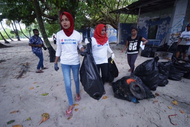 އޯގަސްޓް 27، 2016:  މޯލްޑިވްސް ޓްރާންސްޕޯޓް އެންޑް ކޮންޓްރެކްޓިން ކޮމްޕެނީގެ މުވައްޒަފުން ވިލިމާލެއިން ކުނި ނަގައި ސާފުކުރުމަށް ބޭއްވި ހަރަކާތްތަކުގެ ތެރެއިން -- ސަން ފޮޓޯ/ ފަޔާޒު މޫސާ