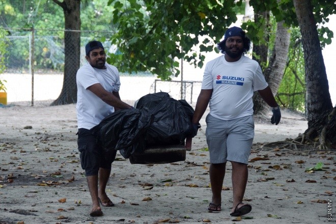 އޯގަސްޓް 27، 2016:  މޯލްޑިވްސް ޓްރާންސްޕޯޓް އެންޑް ކޮންޓްރެކްޓިން ކޮމްޕެނީގެ މުވައްޒަފުން ވިލިމާލެއިން ކުނި ނަގައި ސާފުކުރުމަށް ބޭއްވި ހަރަކާތްތަކުގެ ތެރެއިން -- ސަން ފޮޓޯ/ ފަޔާޒު މޫސާ