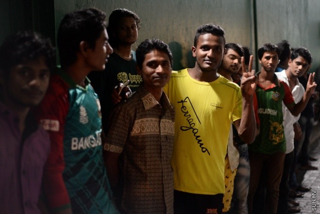 ބަންގްލަދޭޝްއާ ދެކޮޅަށް ދިވެހިރާއްޖެ ކުޅޭ މެޗު ބެލުމަށް ގައުމީ ފުޓްބޯޅަ ދަނޑަށް ބަންގްލަދޭޝް ސަޕޯޓަރުން ވަންނަނީ-- ސަން ފޮޓޯ/ މުހައްމަދު އަފްރާހު