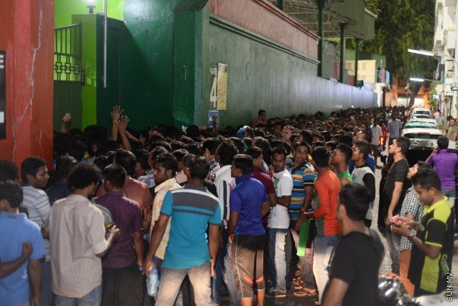 ބަންގްލަދޭޝްއާ ދެކޮޅަށް ދިވެހިރާއްޖެ ކުޅޭ މެޗު ބެލުމަށް ގައުމީ ފުޓްބޯޅަ ދަނޑަށް ބަންގްލަދޭޝް ސަޕޯޓަރުން ވަންނަނީ-- ސަން ފޮޓޯ/ މުހައްމަދު އަފްރާހު