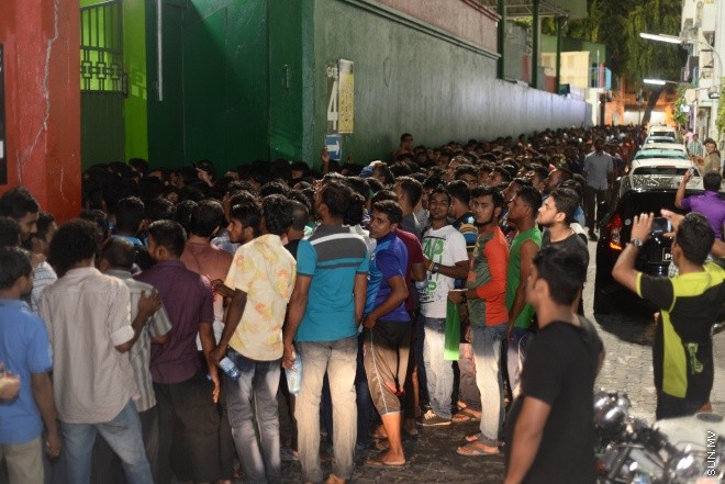 ބަންގްލަދޭޝްއާ ދެކޮޅަށް ދިވެހިރާއްޖެ ކުޅޭ މެޗު ބެލުމަށް ގައުމީ ފުޓްބޯޅަ ދަނޑަށް ބަންގްލަދޭޝް ސަޕޯޓަރުން ވަންނަނީ-- ސަން ފޮޓޯ/ މުހައްމަދު އަފްރާހު