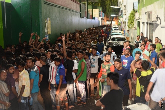ބަންގްލަދޭޝްއާ ދެކޮޅަށް ދިވެހިރާއްޖެ ކުޅޭ މެޗު ބެލުމަށް ގައުމީ ފުޓްބޯޅަ ދަނޑަށް ބަންގްލަދޭޝް ސަޕޯޓަރުން ވަންނަނީ-- ސަން ފޮޓޯ/ މުހައްމަދު އަފްރާހު
