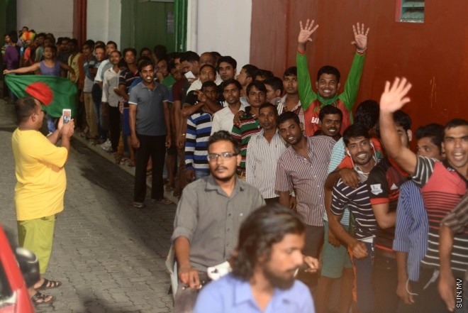 ބަންގްލަދޭޝްއާ ދެކޮޅަށް ދިވެހިރާއްޖެ ކުޅޭ މެޗު ބެލުމަށް ގައުމީ ފުޓްބޯޅަ ދަނޑަށް ބަންގްލަދޭޝް ސަޕޯޓަރުން ވަންނަނީ-- ސަން ފޮޓޯ/ މުހައްމަދު އަފްރާހު