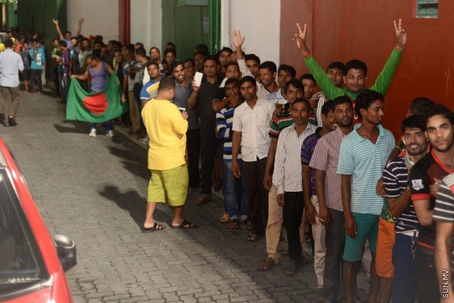 ބަންގްލަދޭޝްއާ ދެކޮޅަށް ދިވެހިރާއްޖެ ކުޅޭ މެޗު ބެލުމަށް ގައުމީ ފުޓްބޯޅަ ދަނޑަށް ބަންގްލަދޭޝް ސަޕޯޓަރުން ވަންނަނީ-- ސަން ފޮޓޯ/ މުހައްމަދު އަފްރާހު