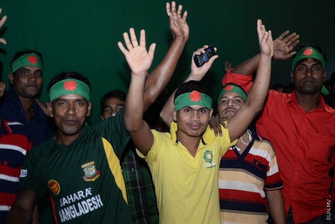 ބަންގްލަދޭޝްއާ ދެކޮޅަށް ދިވެހިރާއްޖެ ކުޅޭ މެޗު ބެލުމަށް ގައުމީ ފުޓްބޯޅަ ދަނޑަށް ބަންގްލަދޭޝް ސަޕޯޓަރުން ވަންނަނީ-- ސަން ފޮޓޯ/ މުހައްމަދު އަފްރާހު