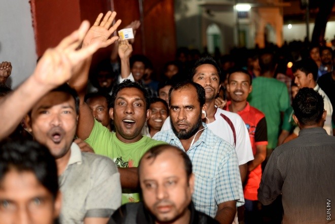 ބަންގްލަދޭޝްއާ ދެކޮޅަށް ދިވެހިރާއްޖެ ކުޅޭ މެޗު ބެލުމަށް ގައުމީ ފުޓްބޯޅަ ދަނޑަށް ބަންގްލަދޭޝް ސަޕޯޓަރުން ވަންނަނީ-- ސަން ފޮޓޯ/ މުހައްމަދު އަފްރާހު