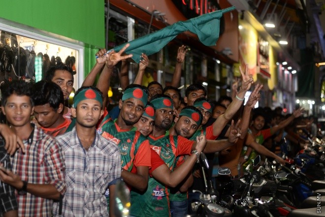 ބަންގްލަދޭޝްއާ ދެކޮޅަށް ދިވެހިރާއްޖެ ކުޅޭ މެޗު ބެލުމަށް ގައުމީ ފުޓްބޯޅަ ދަނޑަށް ބަންގްލަދޭޝް ސަޕޯޓަރުން ވަންނަނީ-- ސަން ފޮޓޯ/ މުހައްމަދު އަފްރާހު