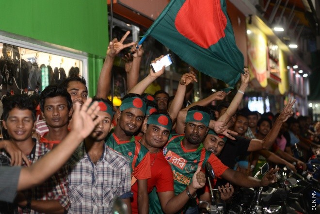 ބަންގްލަދޭޝްއާ ދެކޮޅަށް ދިވެހިރާއްޖެ ކުޅޭ މެޗު ބެލުމަށް ގައުމީ ފުޓްބޯޅަ ދަނޑަށް ބަންގްލަދޭޝް ސަޕޯޓަރުން ވަންނަނީ-- ސަން ފޮޓޯ/ މުހައްމަދު އަފްރާހު