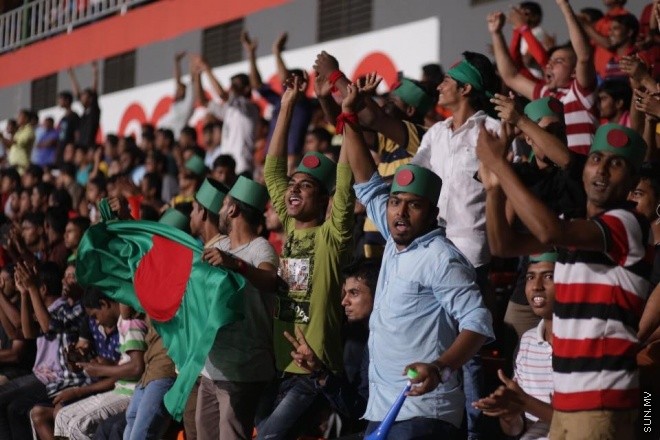 ގައުމީ ފުޓްބޯޅަ ދަނޑުގައި ދިވެހި ސަޕޯޓަރުންނަށް ވުރެ ބަންގްލަދޭޝް ސަޕޯޓަރުން ގިނަ-- ސަން ފޮޓޯ/ ފަޔާޒު މޫސާ