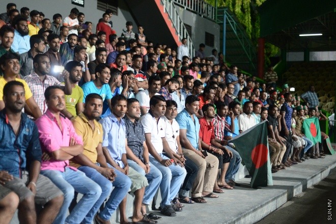 ގައުމީ ފުޓްބޯޅަ ދަނޑުގައި ދިވެހި ސަޕޯޓަރުންނަށް ވުރެ ބަންގްލަދޭޝް ސަޕޯޓަރުން ގިނަ-- ސަން ފޮޓޯ/ މުހައްމަދު އަފްރާހް