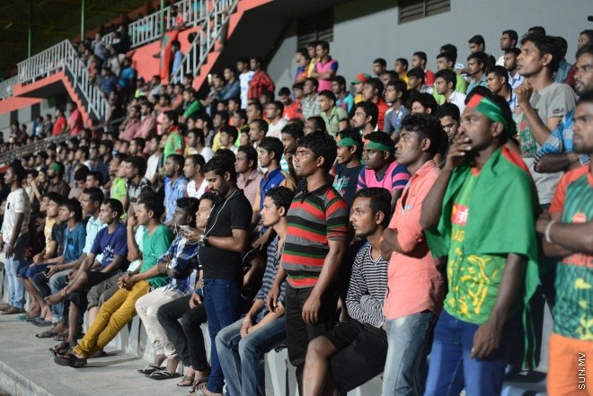 ގައުމީ ފުޓްބޯޅަ ދަނޑުގައި ދިވެހި ސަޕޯޓަރުންނަށް ވުރެ ބަންގްލަދޭޝް ސަޕޯޓަރުން ގިނަ-- ސަން ފޮޓޯ/ މުހައްމަދު އަފްރާހް