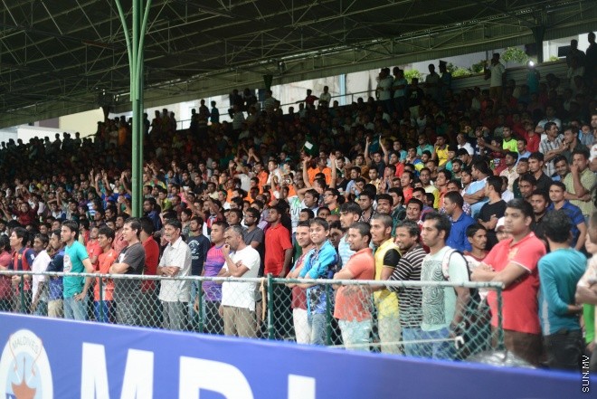ގައުމީ ފުޓްބޯޅަ ދަނޑުގައި ދިވެހި ސަޕޯޓަރުންނަށް ވުރެ ބަންގްލަދޭޝް ސަޕޯޓަރުން ގިނަ-- ސަން ފޮޓޯ/ މުހައްމަދު އަފްރާހް