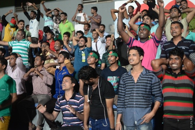 ގައުމީ ފުޓްބޯޅަ ދަނޑުގައި ދިވެހި ސަޕޯޓަރުންނަށް ވުރެ ބަންގްލަދޭޝް ސަޕޯޓަރުން ގިނަ-- ސަން ފޮޓޯ/ މުހައްމަދު އަފްރާހް