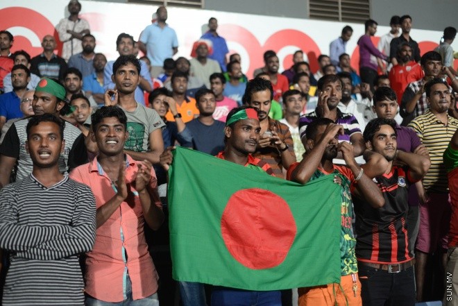 ގައުމީ ފުޓްބޯޅަ ދަނޑުގައި ދިވެހި ސަޕޯޓަރުންނަށް ވުރެ ބަންގްލަދޭޝް ސަޕޯޓަރުން ގިނަ-- ސަން ފޮޓޯ/ މުހައްމަދު އަފްރާހް