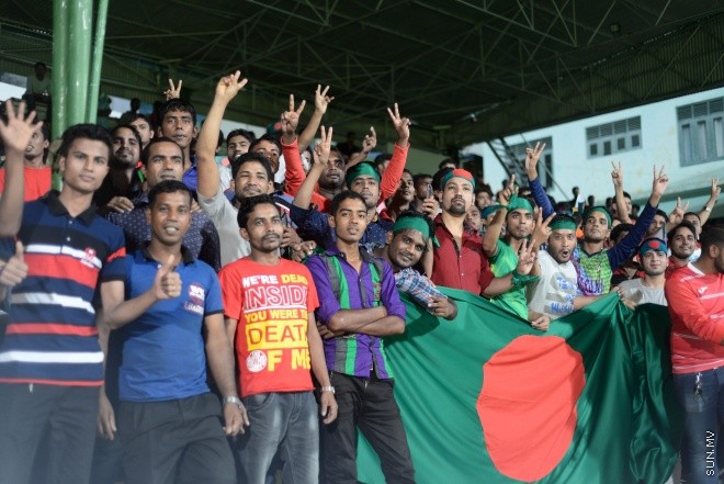 ގައުމީ ފުޓްބޯޅަ ދަނޑުގައި ދިވެހި ސަޕޯޓަރުންނަށް ވުރެ ބަންގްލަދޭޝް ސަޕޯޓަރުން ގިނަ-- ސަން ފޮޓޯ/ މުހައްމަދު އަފްރާހް