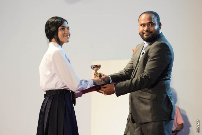ސެޕްޓެމްބަރ 2، 2016: އިސްކަންދަރު ސްކޫލްގެ 2015ވަނަ އަހަރުގެ އަހަރީ އިނާމް ދިނުމުގެ ރަސްމިއްޔާތުގެ ތެރެއިން -- ސަން ފޮޓޯ/ މުހައްމަދު އަފްރާހް