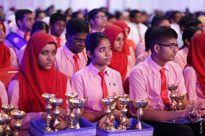 ސެޕްޓެމްބަރ 2، 2016: އިސްކަންދަރު ސްކޫލްގެ 2015ވަނަ އަހަރުގެ އަހަރީ އިނާމް ދިނުމުގެ ރަސްމިއްޔާތުގެ ތެރެއިން -- ސަން ފޮޓޯ/ ފަޔާޒު މޫސާ