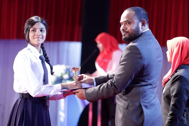 ސެޕްޓެމްބަރ 2، 2016: އިސްކަންދަރު ސްކޫލްގެ 2015ވަނަ އަހަރުގެ އަހަރީ އިނާމް ދިނުމުގެ ރަސްމިއްޔާތުގެ ތެރެއިން -- ސަން ފޮޓޯ/ ފަޔާޒު މޫސާ