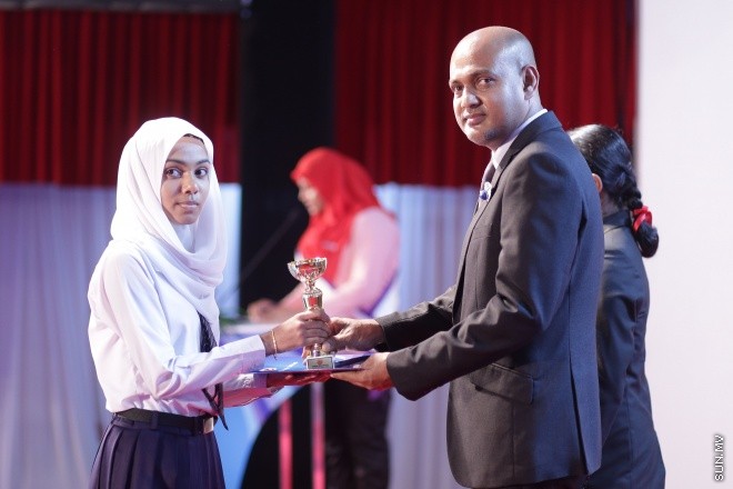 ސެޕްޓެމްބަރ 2، 2016: އިސްކަންދަރު ސްކޫލްގެ 2015ވަނަ އަހަރުގެ އަހަރީ އިނާމް ދިނުމުގެ ރަސްމިއްޔާތުގެ ތެރެއިން -- ސަން ފޮޓޯ/ ފަޔާޒު މޫސާ