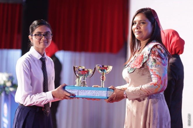 ސެޕްޓެމްބަރ 2، 2016: އިސްކަންދަރު ސްކޫލްގެ 2015ވަނަ އަހަރުގެ އަހަރީ އިނާމް ދިނުމުގެ ރަސްމިއްޔާތުގެ ތެރެއިން -- ސަން ފޮޓޯ/ ފަޔާޒު މޫސާ