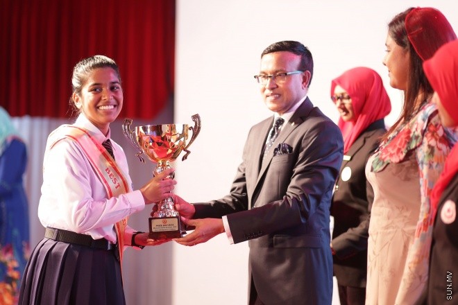 ސެޕްޓެމްބަރ 2، 2016: އިސްކަންދަރު ސްކޫލްގެ 2015ވަނަ އަހަރުގެ އަހަރީ އިނާމް ދިނުމުގެ ރަސްމިއްޔާތުގެ ތެރެއިން -- ސަން ފޮޓޯ/ ފަޔާޒު މޫސާ