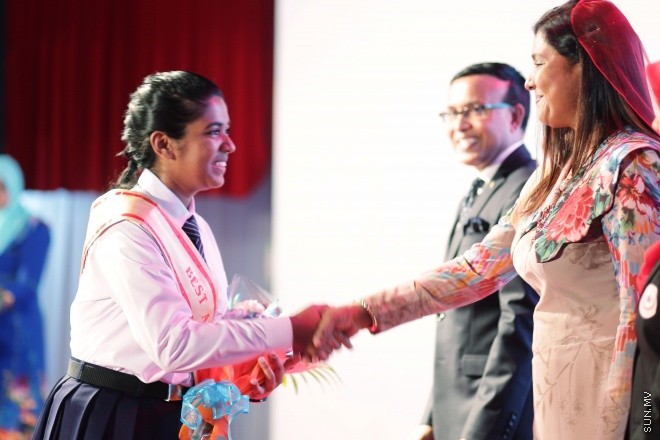 ސެޕްޓެމްބަރ 2، 2016: އިސްކަންދަރު ސްކޫލްގެ 2015ވަނަ އަހަރުގެ އަހަރީ އިނާމް ދިނުމުގެ ރަސްމިއްޔާތުގެ ތެރެއިން -- ސަން ފޮޓޯ/ ފަޔާޒު މޫސާ