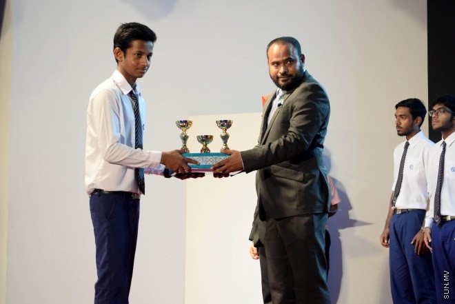 ސެޕްޓެމްބަރ 2، 2016: އިސްކަންދަރު ސްކޫލްގެ 2015ވަނަ އަހަރުގެ އަހަރީ އިނާމް ދިނުމުގެ ރަސްމިއްޔާތުގެ ތެރެއިން -- ސަން ފޮޓޯ/ މުހައްމަދު އަފްރާހް