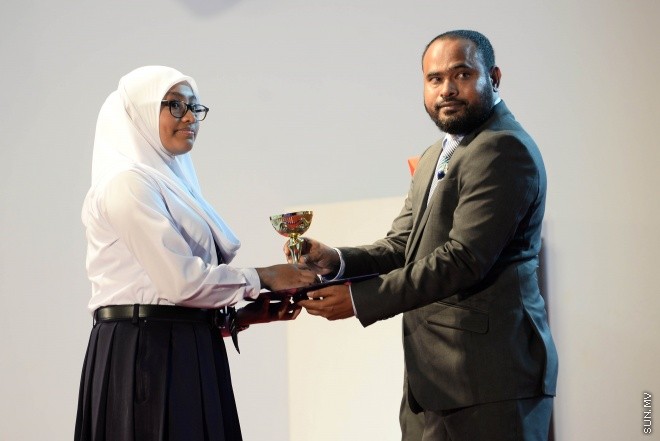 ސެޕްޓެމްބަރ 2، 2016: އިސްކަންދަރު ސްކޫލްގެ 2015ވަނަ އަހަރުގެ އަހަރީ އިނާމް ދިނުމުގެ ރަސްމިއްޔާތުގެ ތެރެއިން -- ސަން ފޮޓޯ/ މުހައްމަދު އަފްރާހް