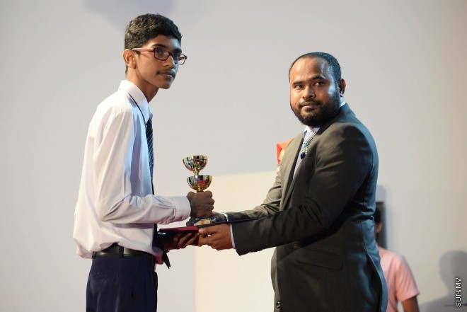 ސެޕްޓެމްބަރ 2، 2016: އިސްކަންދަރު ސްކޫލްގެ 2015ވަނަ އަހަރުގެ އަހަރީ އިނާމް ދިނުމުގެ ރަސްމިއްޔާތުގެ ތެރެއިން -- ސަން ފޮޓޯ/ މުހައްމަދު އަފްރާހް