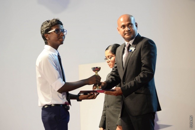 ސެޕްޓެމްބަރ 2، 2016: އިސްކަންދަރު ސްކޫލްގެ 2015ވަނަ އަހަރުގެ އަހަރީ އިނާމް ދިނުމުގެ ރަސްމިއްޔާތުގެ ތެރެއިން -- ސަން ފޮޓޯ/ މުހައްމަދު އަފްރާހް