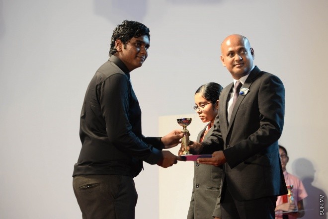 ސެޕްޓެމްބަރ 2، 2016: އިސްކަންދަރު ސްކޫލްގެ 2015ވަނަ އަހަރުގެ އަހަރީ އިނާމް ދިނުމުގެ ރަސްމިއްޔާތުގެ ތެރެއިން -- ސަން ފޮޓޯ/ މުހައްމަދު އަފްރާހް
