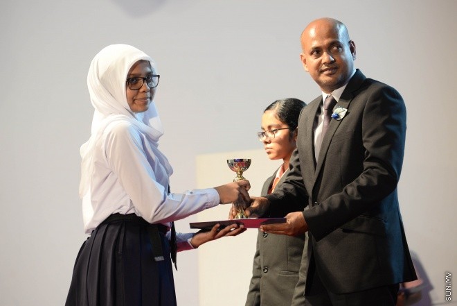 ސެޕްޓެމްބަރ 2، 2016: އިސްކަންދަރު ސްކޫލްގެ 2015ވަނަ އަހަރުގެ އަހަރީ އިނާމް ދިނުމުގެ ރަސްމިއްޔާތުގެ ތެރެއިން -- ސަން ފޮޓޯ/ މުހައްމަދު އަފްރާހް