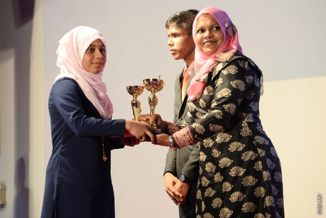 ސެޕްޓެމްބަރ 2، 2016: އިސްކަންދަރު ސްކޫލްގެ 2015ވަނަ އަހަރުގެ އަހަރީ އިނާމް ދިނުމުގެ ރަސްމިއްޔާތުގެ ތެރެއިން -- ސަން ފޮޓޯ/ މުހައްމަދު އަފްރާހް