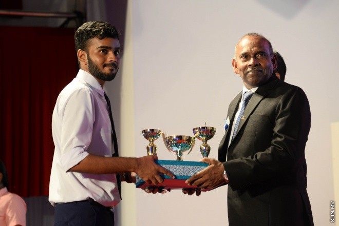 ސެޕްޓެމްބަރ 2، 2016: އިސްކަންދަރު ސްކޫލްގެ 2015ވަނަ އަހަރުގެ އަހަރީ އިނާމް ދިނުމުގެ ރަސްމިއްޔާތުގެ ތެރެއިން -- ސަން ފޮޓޯ/ މުހައްމަދު އަފްރާހް