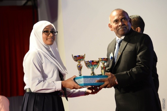 ސެޕްޓެމްބަރ 2، 2016: އިސްކަންދަރު ސްކޫލްގެ 2015ވަނަ އަހަރުގެ އަހަރީ އިނާމް ދިނުމުގެ ރަސްމިއްޔާތުގެ ތެރެއިން -- ސަން ފޮޓޯ/ މުހައްމަދު އަފްރާހް