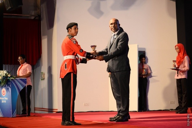 ސެޕްޓެމްބަރ 2، 2016: އިސްކަންދަރު ސްކޫލްގެ 2015ވަނަ އަހަރުގެ އަހަރީ އިނާމް ދިނުމުގެ ރަސްމިއްޔާތުގެ ތެރެއިން -- ސަން ފޮޓޯ/ މުހައްމަދު އަފްރާހް