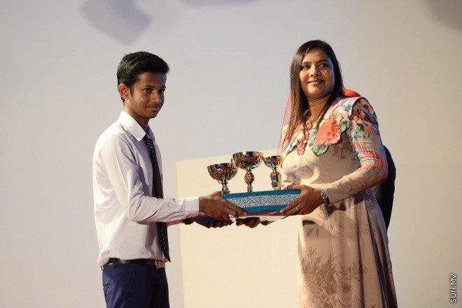 ސެޕްޓެމްބަރ 2، 2016: އިސްކަންދަރު ސްކޫލްގެ 2015ވަނަ އަހަރުގެ އަހަރީ އިނާމް ދިނުމުގެ ރަސްމިއްޔާތުގެ ތެރެއިން -- ސަން ފޮޓޯ/ މުހައްމަދު އަފްރާހް