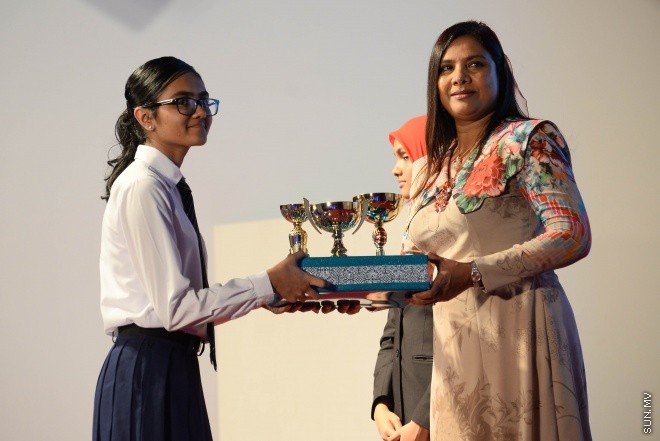 ސެޕްޓެމްބަރ 2، 2016: އިސްކަންދަރު ސްކޫލްގެ 2015ވަނަ އަހަރުގެ އަހަރީ އިނާމް ދިނުމުގެ ރަސްމިއްޔާތުގެ ތެރެއިން -- ސަން ފޮޓޯ/ މުހައްމަދު އަފްރާހް