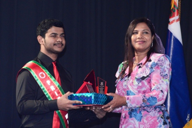 ސެޕްޓެމްބަރ 5، 2016: މަޖީދިއްޔާ ސްކޫލްގެ މިދިޔަ އަހަރުގެ އަހަރީ އިނާމު ދިނުމުގެ ޖަލްސާގެ ތެރެއިން -- ސަން ފޮޓޯ/ ފަޔާޒު މޫސާ