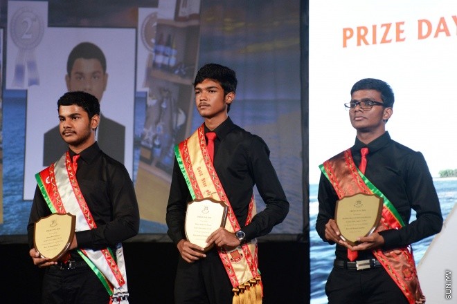 ސެޕްޓެމްބަރ 5، 2016: މަޖީދިއްޔާ ސްކޫލްގެ މިދިޔަ އަހަރުގެ އަހަރީ އިނާމު ދިނުމުގެ ޖަލްސާގެ ތެރެއިން -- ސަން ފޮޓޯ/ ފަޔާޒު މޫސާ