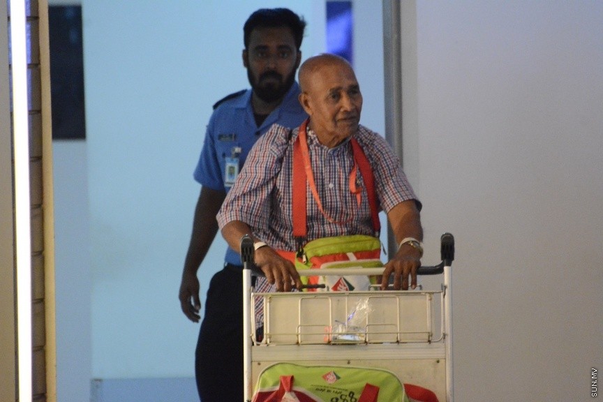 ދިވެހި ހައްޖާޖީއަކު އެއާޕޯޓުން ނުކުމެގެން އަންނަނީ --- ސަން ފޮޓޯ/ އަބްދުﷲ ހަފީޒް