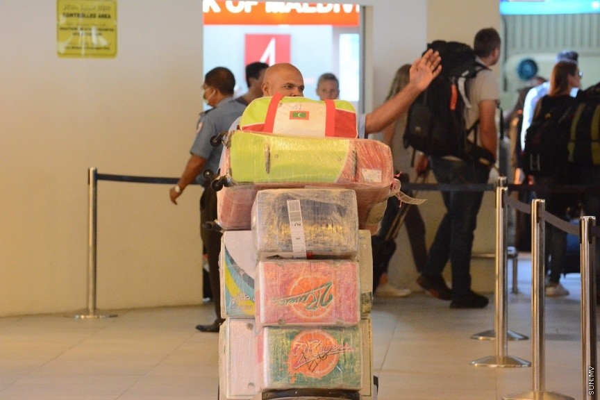 ދިވެހި ހައްޖާޖީއަކު އެއާޕޯޓުން ނުކުމެގެން އަންނަނީ --- ސަން ފޮޓޯ/ އަބްދުﷲ ހަފީޒް
