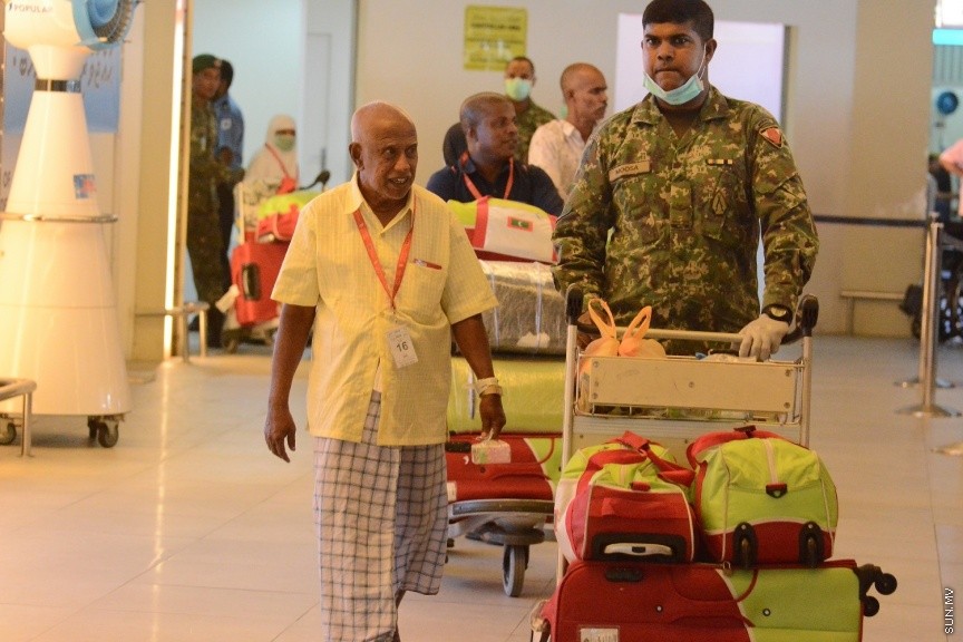 ދިވެހި ހައްޖާޖީއަކު އެއާޕޯޓުން ނުކުމެގެން އަންނަނީ --- ސަން ފޮޓޯ/ އަބްދުﷲ ހަފީޒް