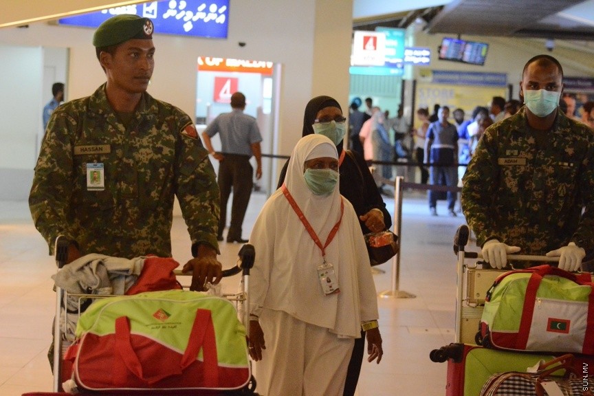 ދިވެހި ހައްޖާޖީން އެއާޕޯޓުން ނުކުމެގެން އަންނަނީ --- ސަން ފޮޓޯ/ އަބްދުﷲ ހަފީޒް